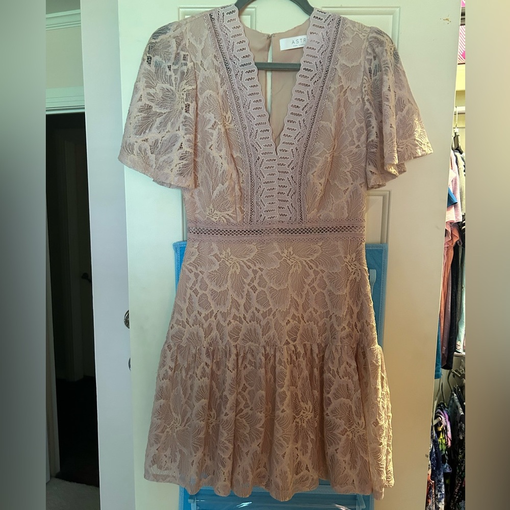 ASTR Blush Lace V‑Neck Mini Dress